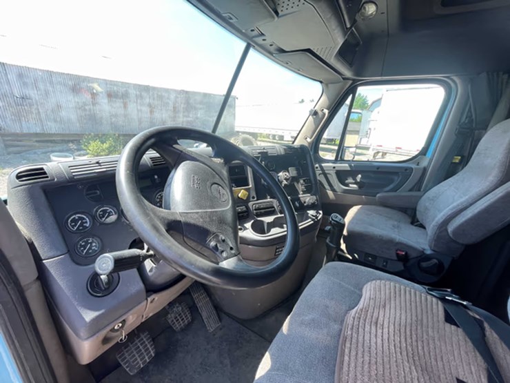 #111-•-2013-freightliner-semi-tractor-(has-wi-title)-(denmark,-wi)-image-17