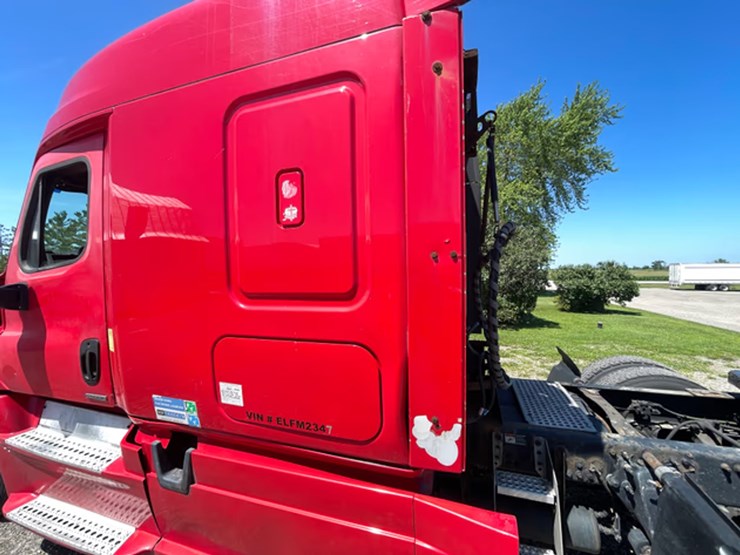 #118-•-2014-freightliner-semi-tractor-(has-wi-title)-(denmark,-wi)-image-10