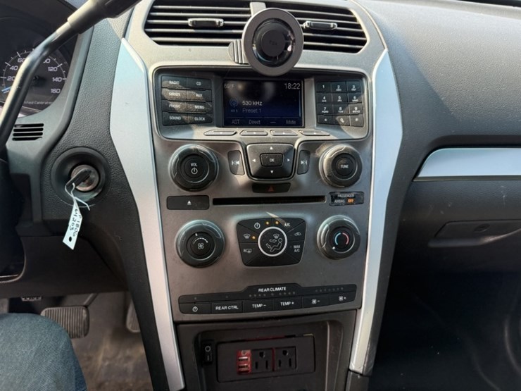 2015-ford-explorer-image-26
