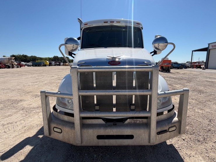 2017-peterbilt-579-image-2