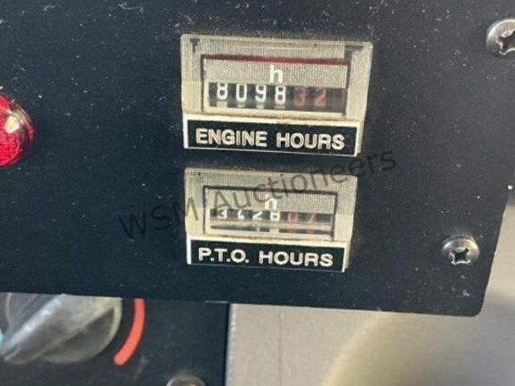 2012-freightliner-m2-106-image-32