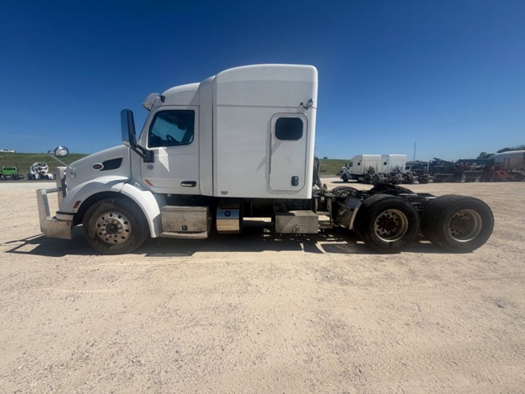 2017-peterbilt-579-image-2