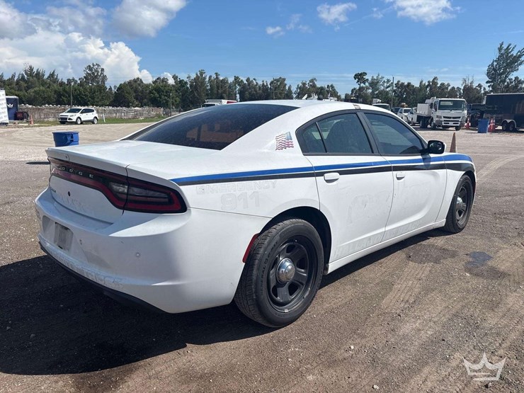 2016-dodge-charger-sedan-image-3