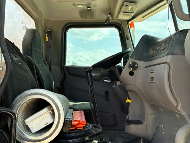 2016-peterbilt-365-image-8