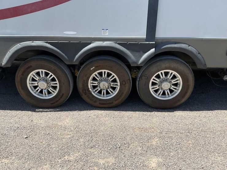 2017-forest-river-vengance-fifth-wheel-toyhauler-image-8