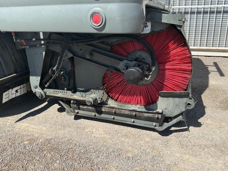 2019-freightliner-m2-106-image-8