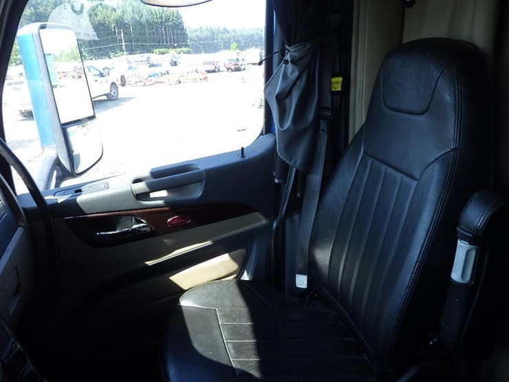 2015-peterbilt-325-image-44