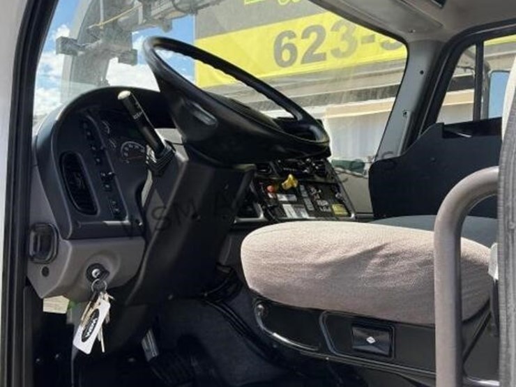 2019-freightliner-114sd-image-30