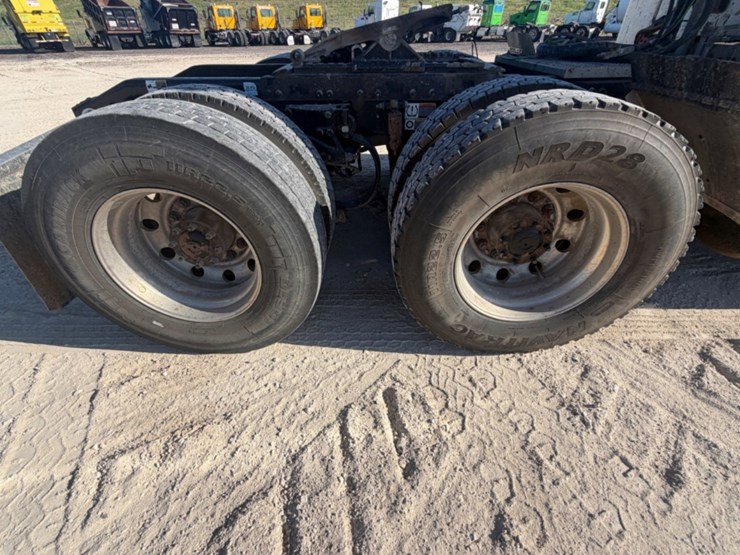 2017-peterbilt-579-image-16