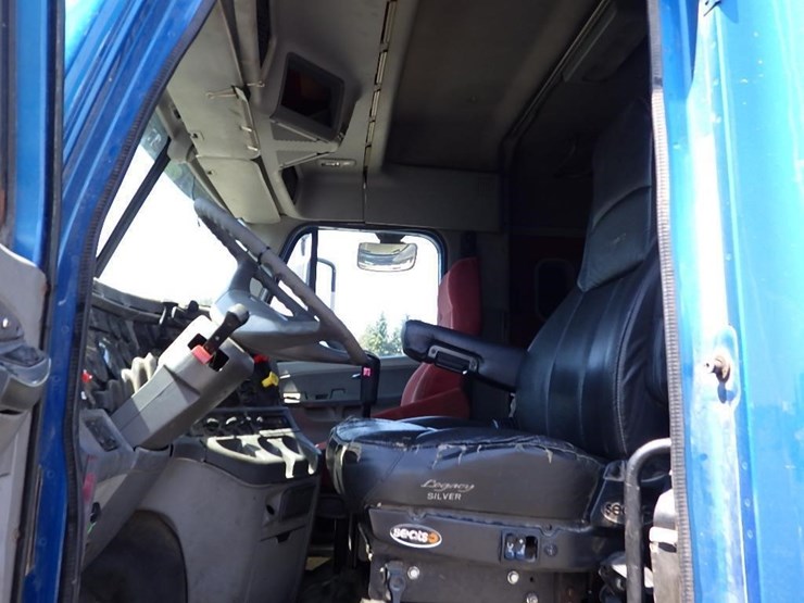 2006-freightliner-columbia-120-image-33