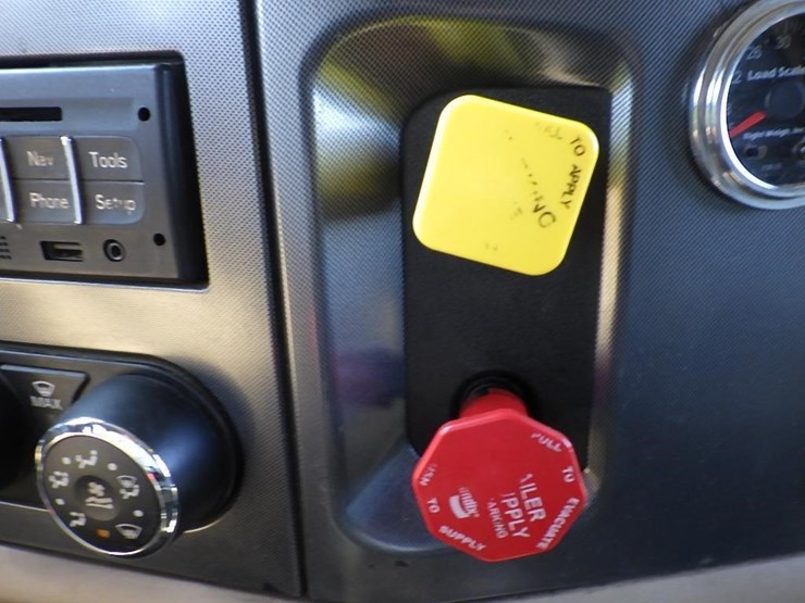 2015-peterbilt-325-image-33