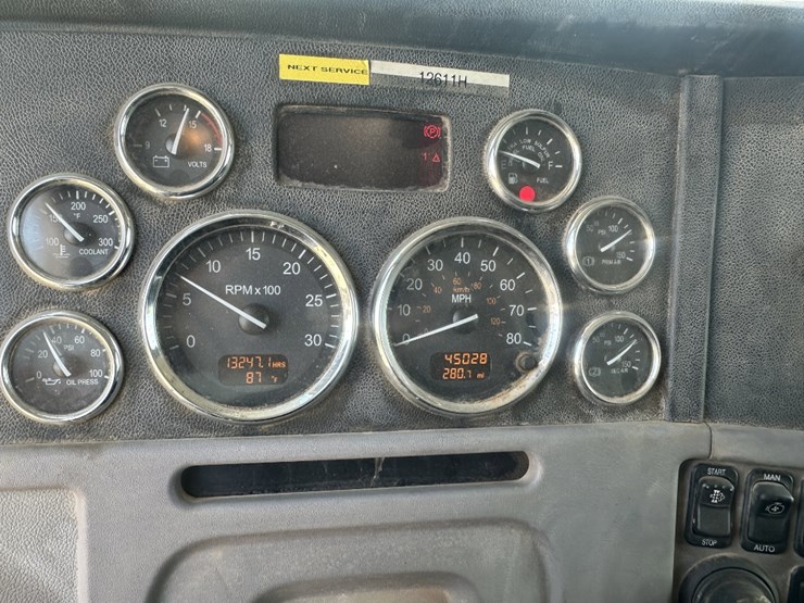 2011-peterbilt-365-image-29