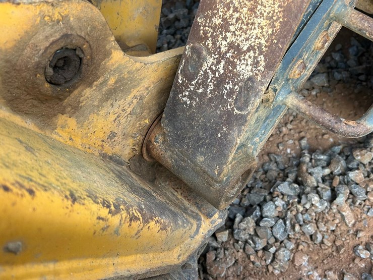 2011-deere-333g-image-16