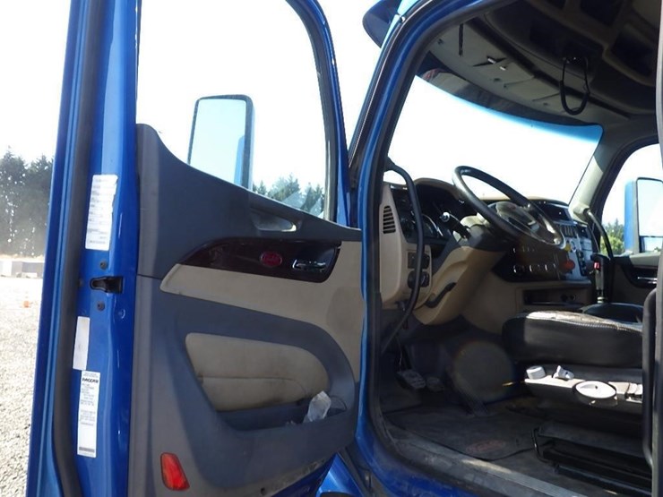 2015-peterbilt-325-image-29