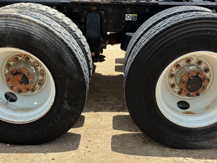 2016-peterbilt-367-image-11