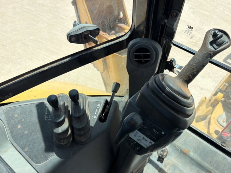 2021-caterpillar-420f2-it-image-13