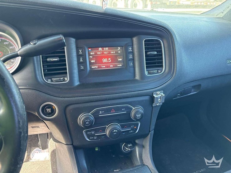 2015-dodge-charger-sedan-image-18