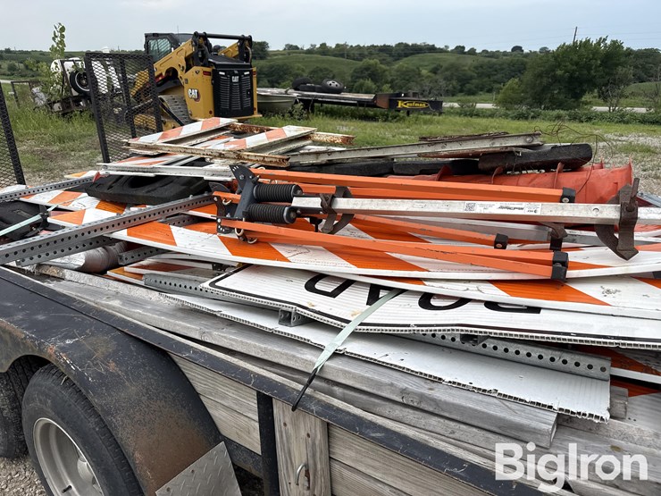 2006-t/a-utility-trailer-w/road-cones-&-signs-image-12