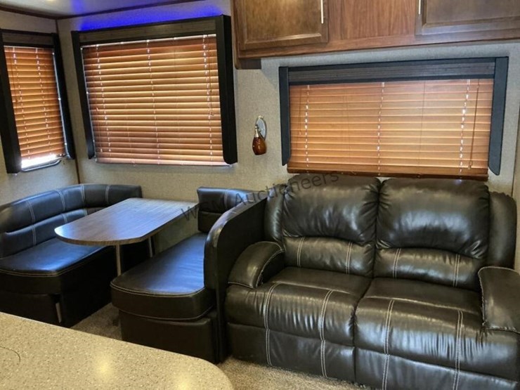 2017-forest-river-vengance-fifth-wheel-toyhauler-image-14