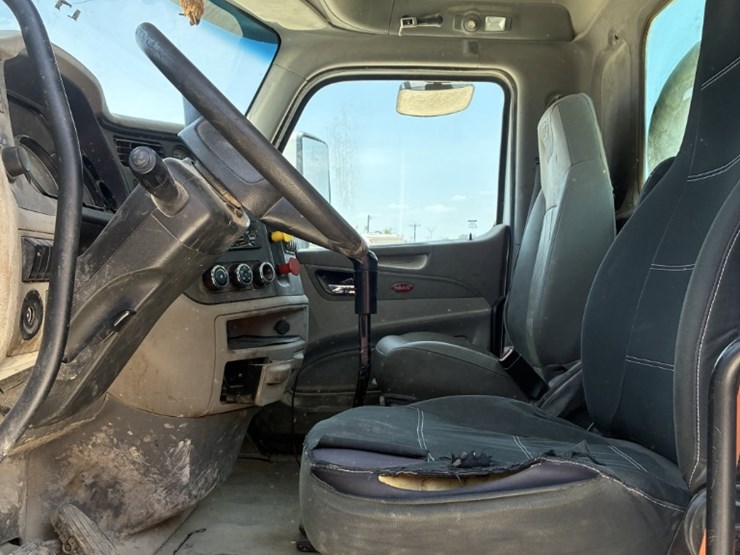 2020-peterbilt-567-image-7