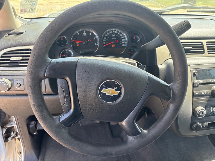 2011-chevrolet-tahoe-image-10