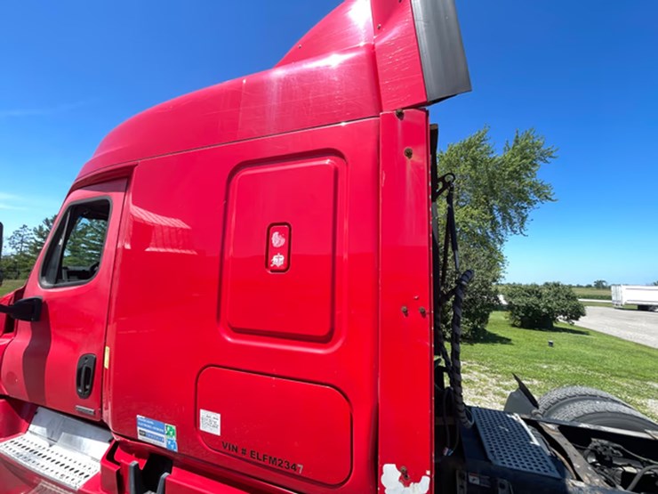 #118-•-2014-freightliner-semi-tractor-(has-wi-title)-(denmark,-wi)-image-9