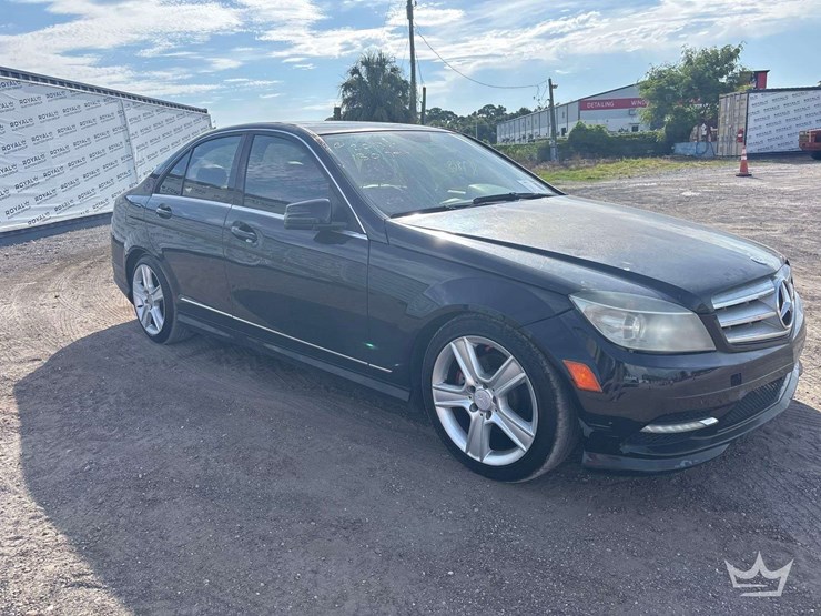 2011-mercedes-benz-c300-awd-sedan-image-3