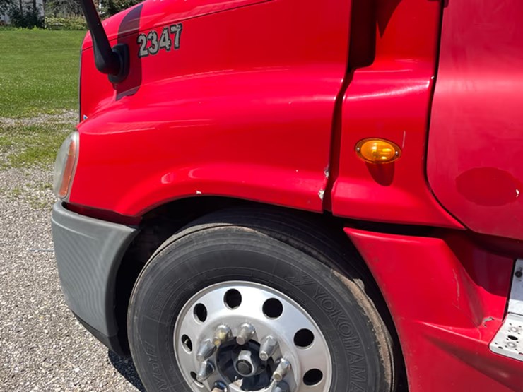 #118-•-2014-freightliner-semi-tractor-(has-wi-title)-(denmark,-wi)-image-48