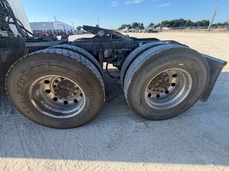 2017-peterbilt-579-image-15