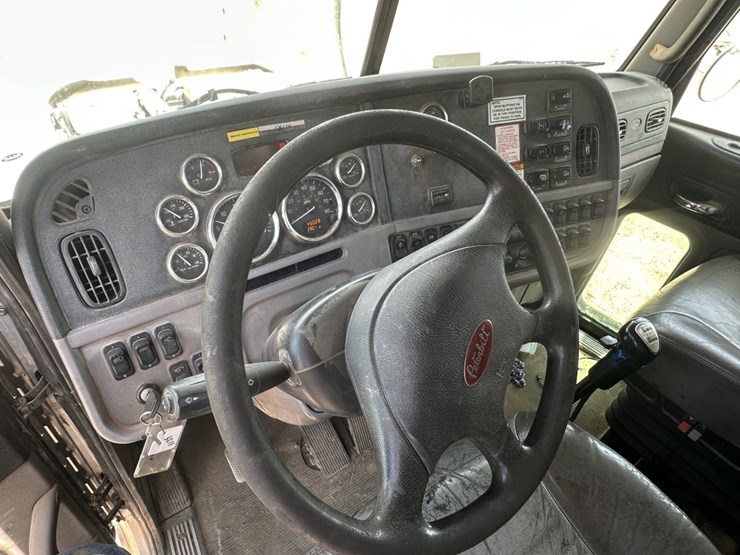 2011-peterbilt-365-image-31