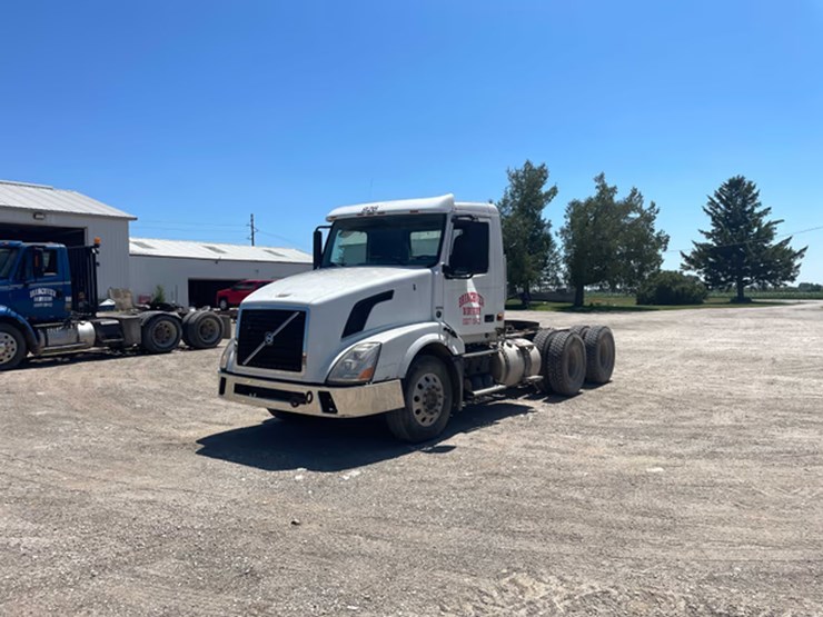 #120-•-2008-volvo-semi-tractor-(has-wi-title)-(whitelaw,-wi)-image-1