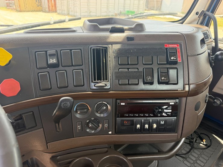 2017-volvo-vnl64t300-image-14