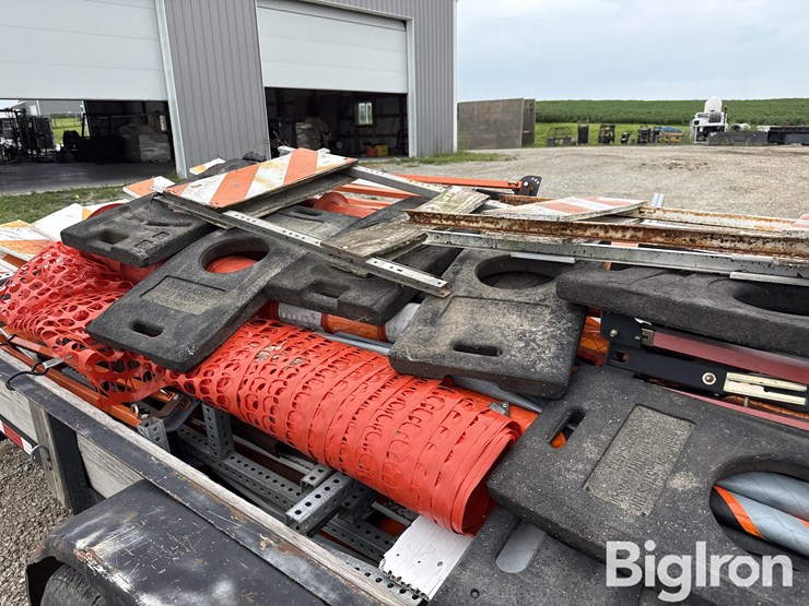 2006-t/a-utility-trailer-w/road-cones-&-signs-image-17