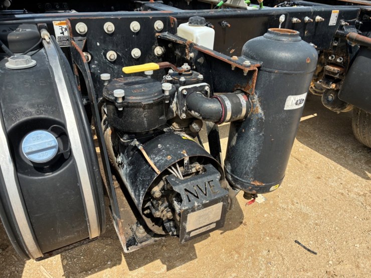 2016-peterbilt-365-image-15