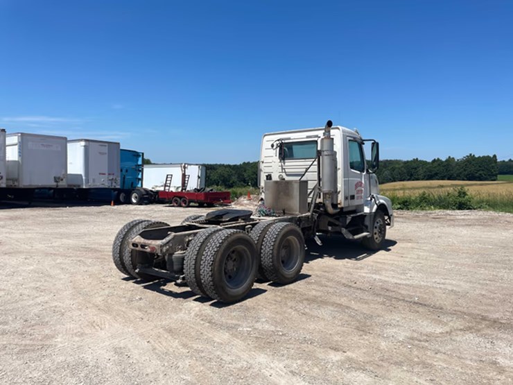 #120-•-2008-volvo-semi-tractor-(has-wi-title)-(whitelaw,-wi)-image-4