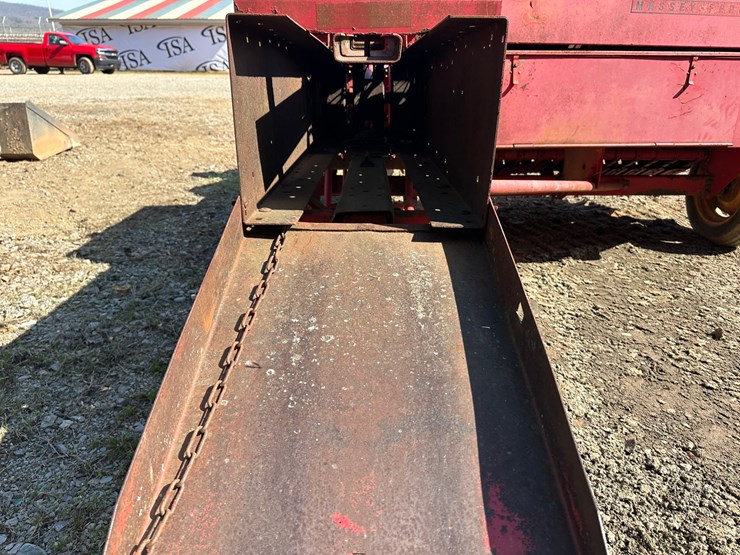 #4074-•-massey-ferguson-hay-baler-image-12