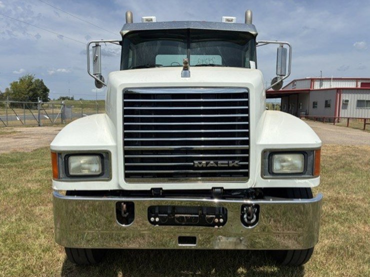 2016-mack-chu613-daycab-truck-image-3