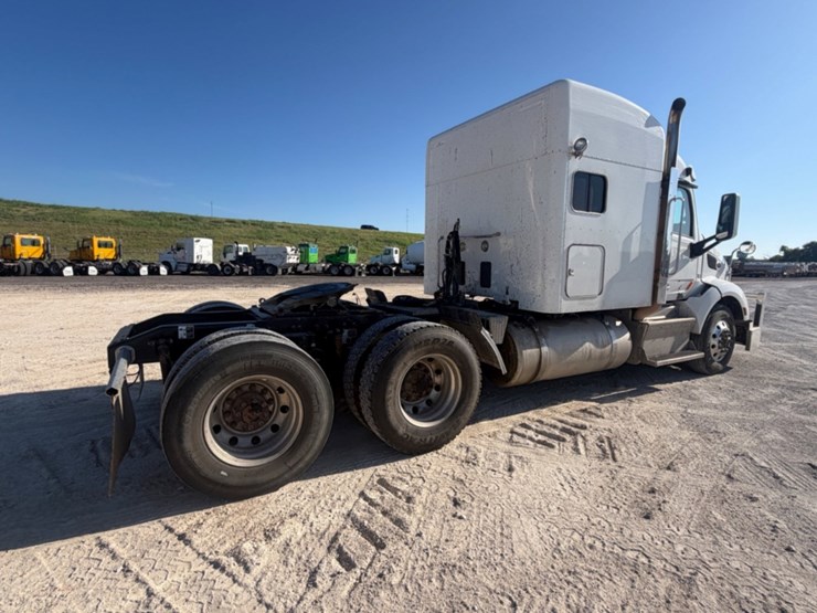 2017-peterbilt-579-image-5