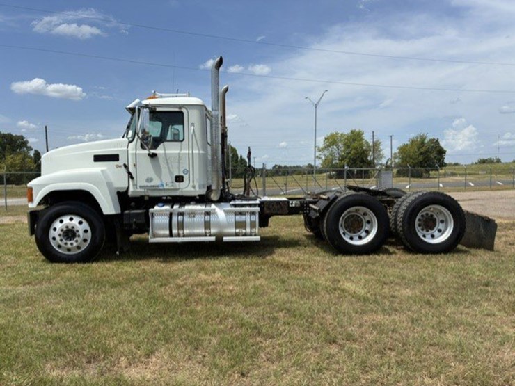 2015-mack-chu613-daycab-truck-image-4