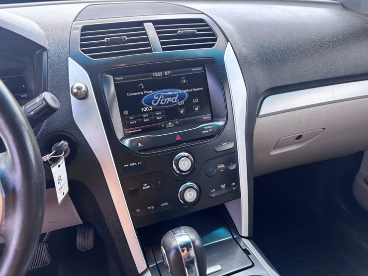 2015-ford-explorer-image-11