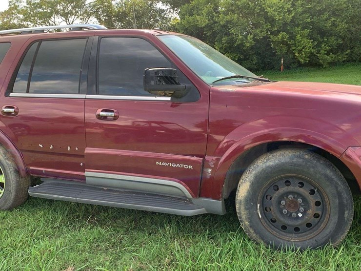 2004-ford-navigator-image-1