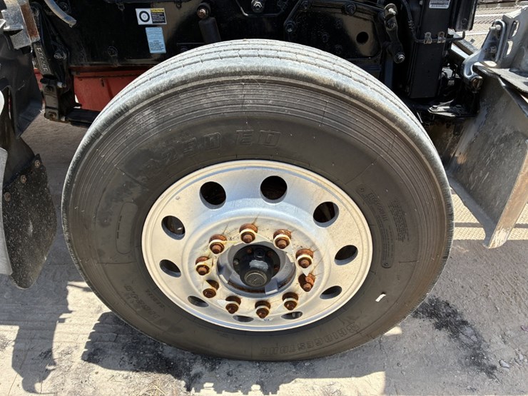 2020-peterbilt-567-image-13