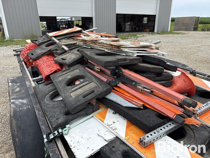 2006-t/a-utility-trailer-w/road-cones-&-signs-image-16