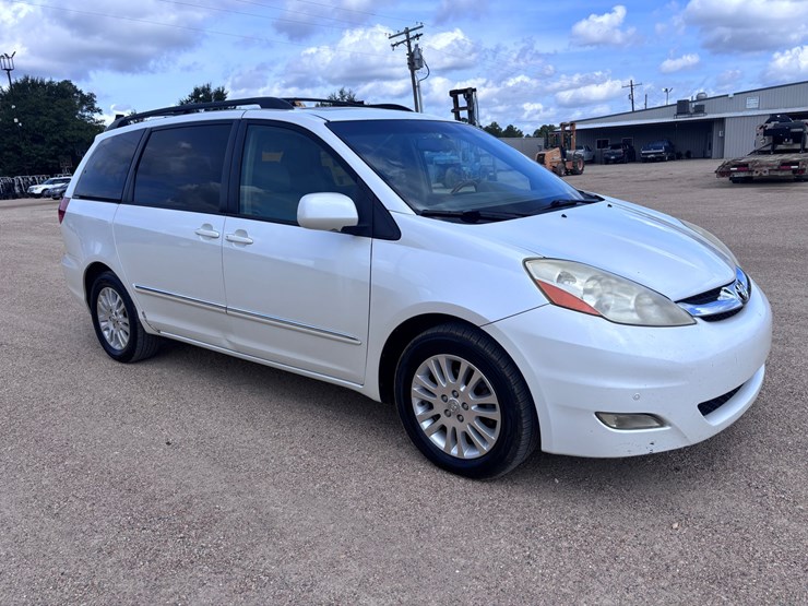 2008-toyota-sienna-image-2