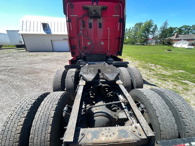#118-•-2014-freightliner-semi-tractor-(has-wi-title)-(denmark,-wi)-image-33