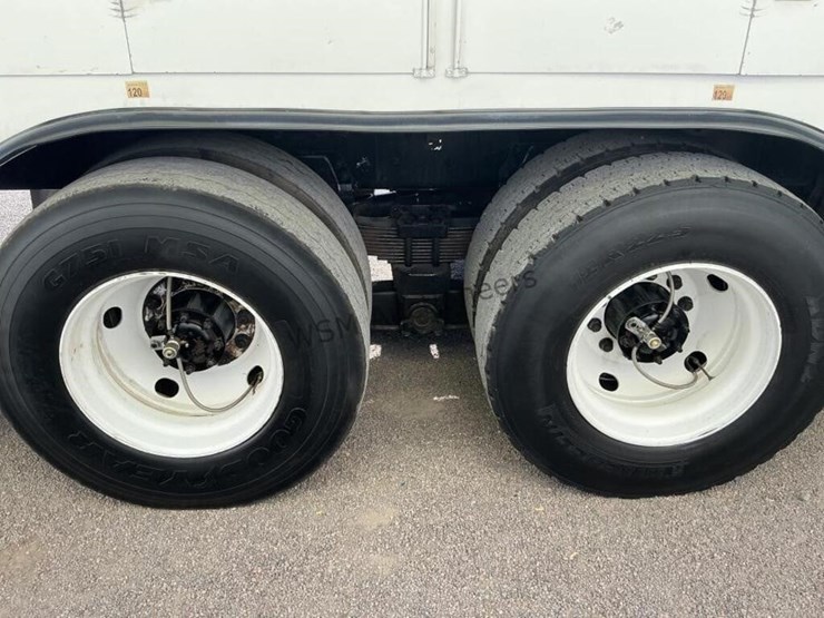 2012-freightliner-m2-106-image-8