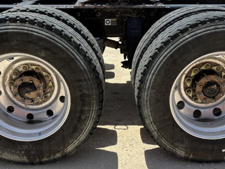 2020-peterbilt-567-image-14
