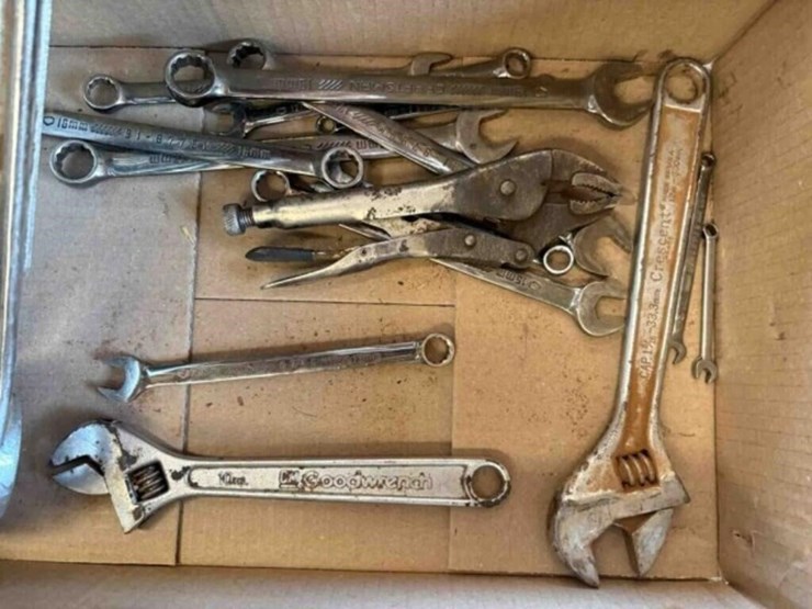assort-of-hand-tools-image-3