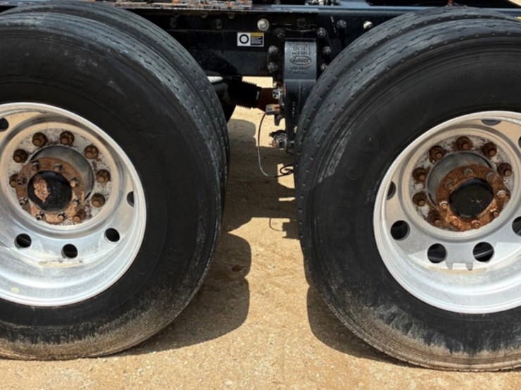 2016-peterbilt-365-image-12