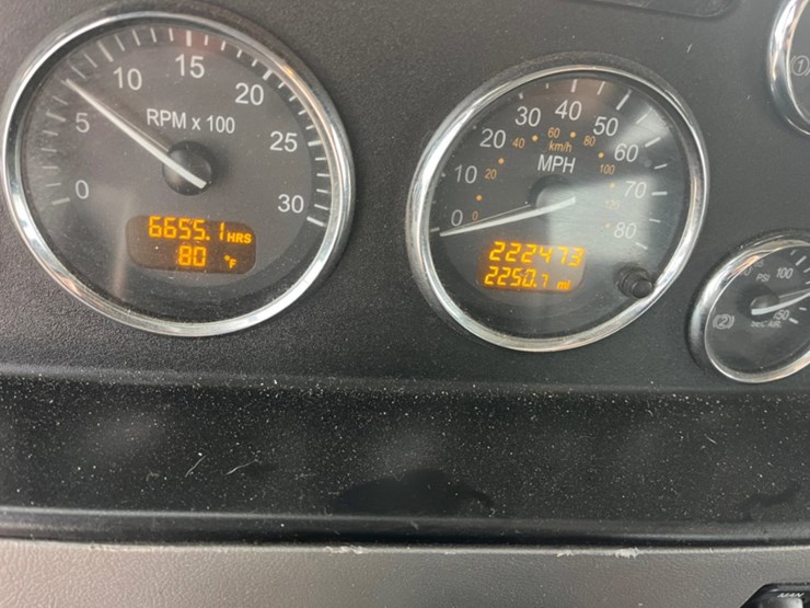 2012-peterbilt-337-image-18